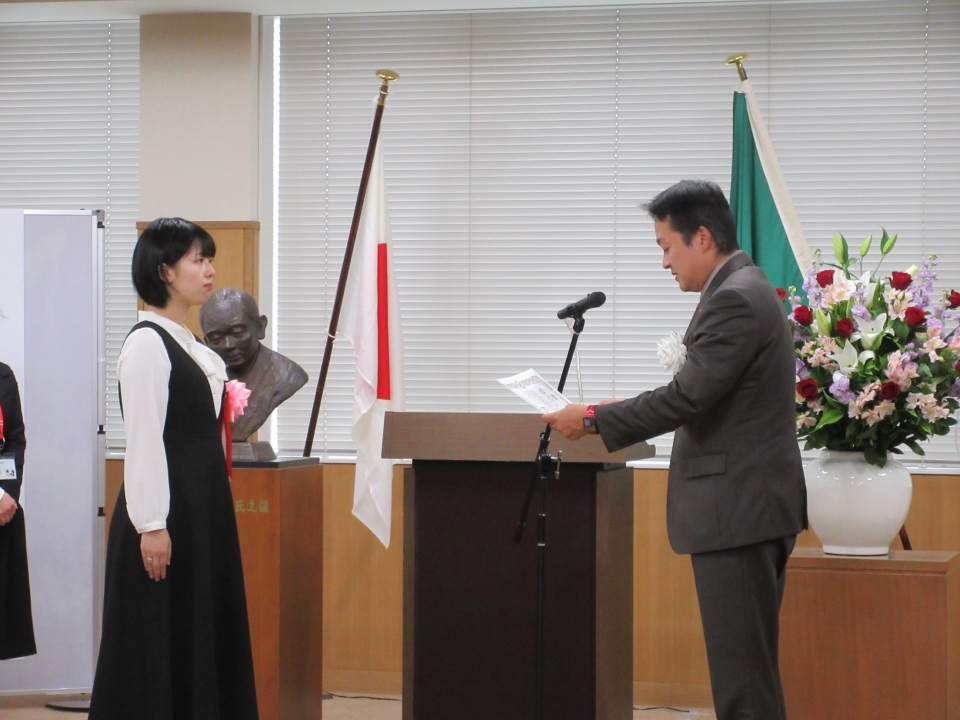 舟橋聖一顕彰青年文学賞賞状授与の様子